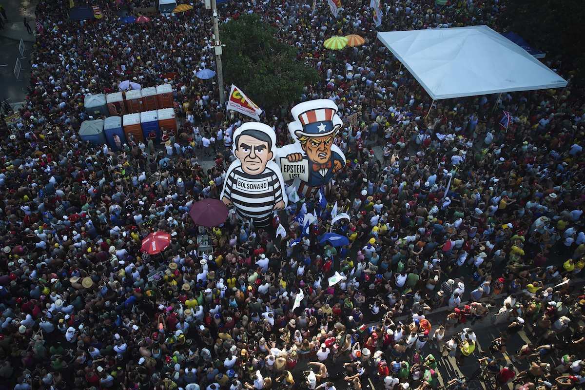 Una manifestazione contro la legge, poi approvata dal parlamento, per accorciare la pena a Bolsonaro, il 21 settembre del 2025 a Rio de Janeiro