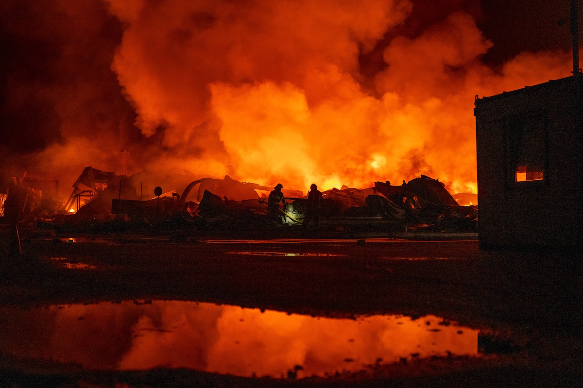 Vigili del fuoco spengono un incendio in un magazzino colpito dai missili russi, Kiev, Ucraina, 5 agosto 2026(AP Photo/Dan Bashakov)