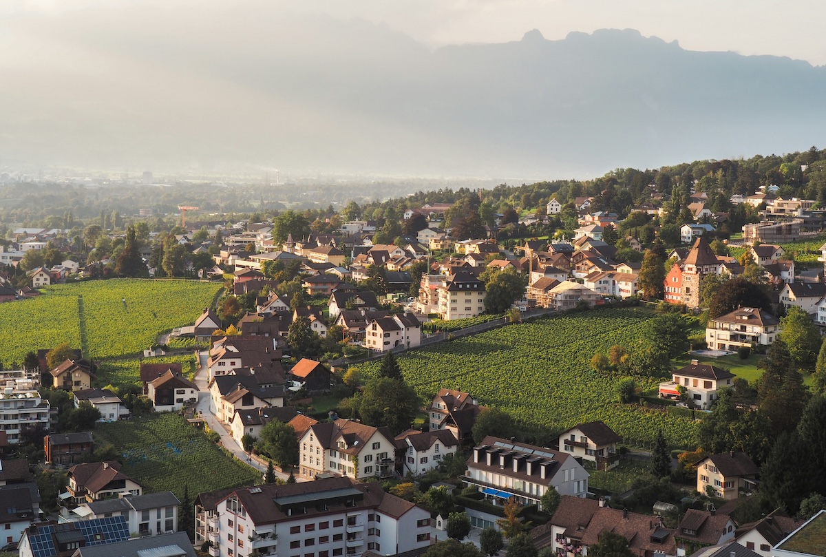 Una vista di Vaduz, la capitale del Liecthenstein (foto di Himmel S su Unsplash)
