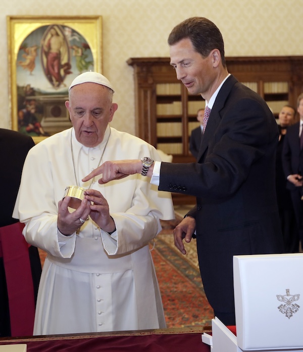 Il principe Luigi insieme a papa Francesco in Vaticano, nel 2017 (AP/Alessandra Tarantino)