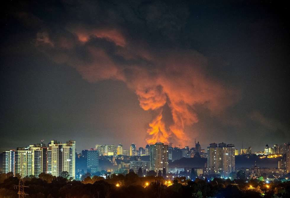 Una colonna di fumo si alza sulla città dopo un attacco missilistico russo (REUTERS/Vladyslav Sodel)