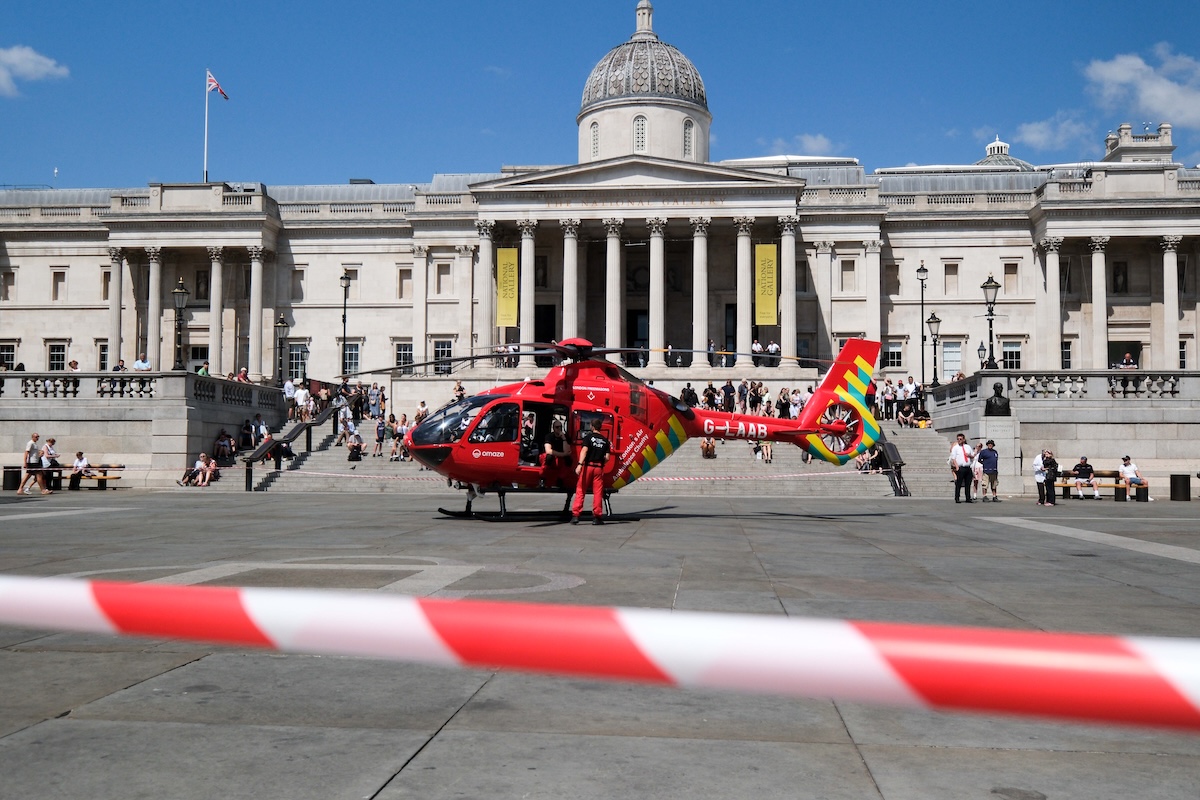 Quattro uomini sono stati accoltellati in centro a Londra: una donna è stata arrestata