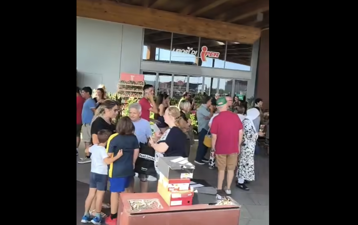 Tre centri commerciali nella periferia sud di Milano sono stati evacuati per un allarme bomba