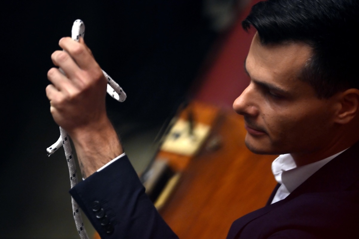 Leggi l'articolo: Il deputato di Futuro Nazionale Edoardo Ziello ha sventolato un cappio in aula