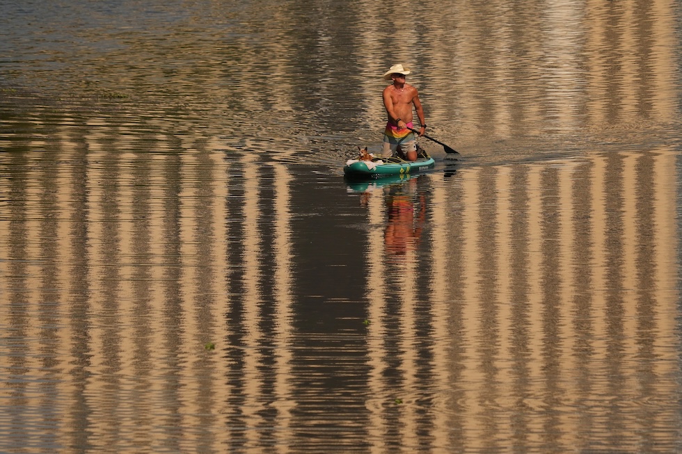 Un uomo e il suo cane sul Lady Bird Lake  (AP Photo/Eric Gay)
