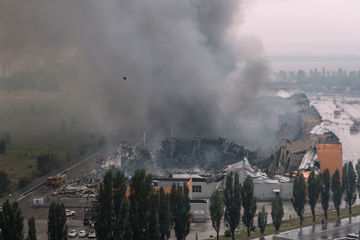 Un magazzino fuori Kyiv colpito da un missile russo, 5 agosto 2026 (Andrew Kravchenko/Bloomberg/Getty)