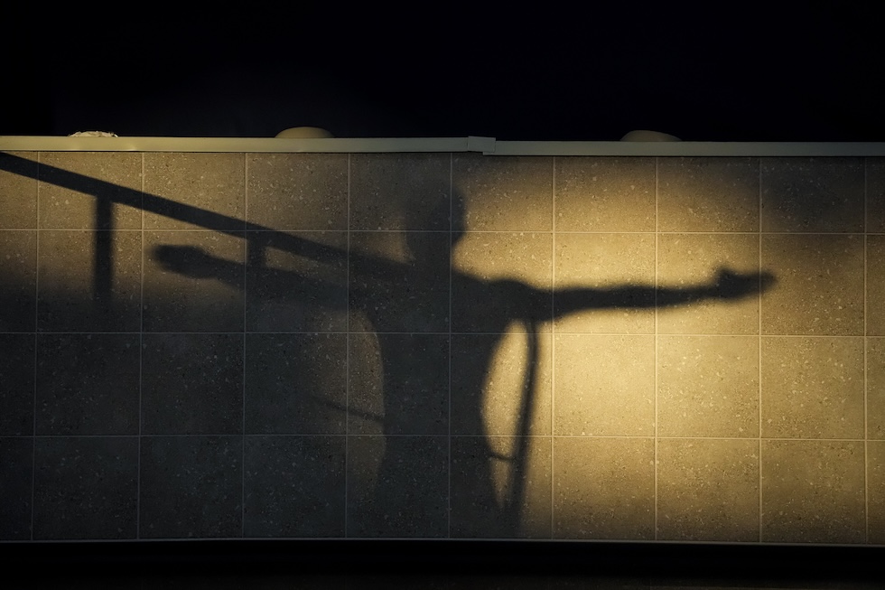 L'ombra del tuffatore Giovanni Tocci proiettata sul muro mentre si prepara a gareggiare nella finale del trampolino da 3 metri agli Europei di nuoto (AP Photo/Aurelien Morissard)