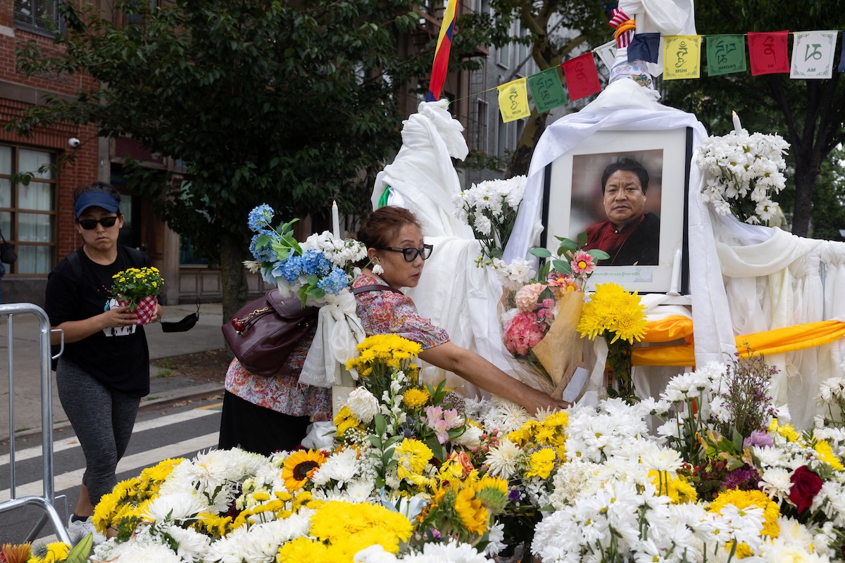 Un memoriale per Lobga Rangzen, vicino alla sede delle Nazioni Unite a New York (Reuters/Jordan Tovin)