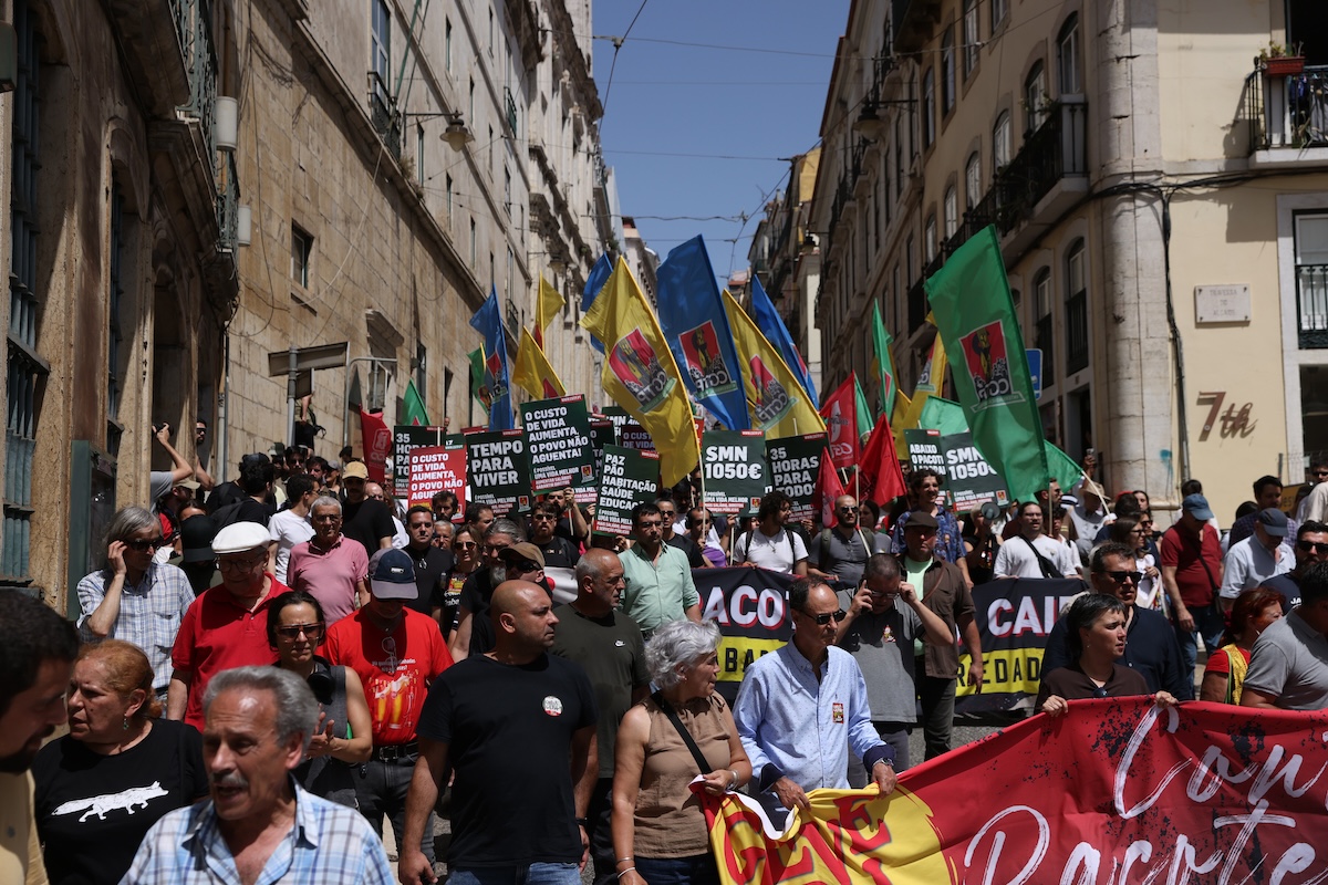 Il corteo durante lo sciopero del 3 giugno, a Lisbona