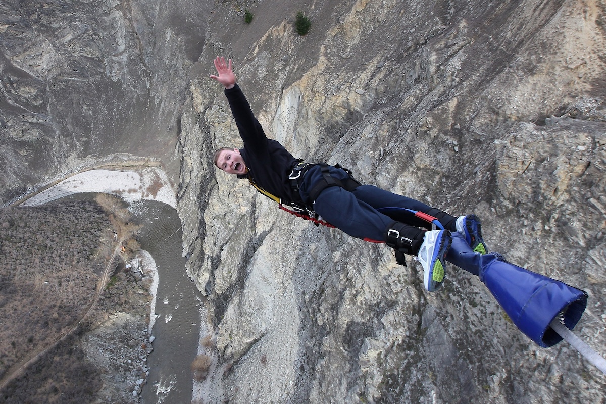 L’ex rugbista inglese Chris Ashton mentre fa bungee jumping