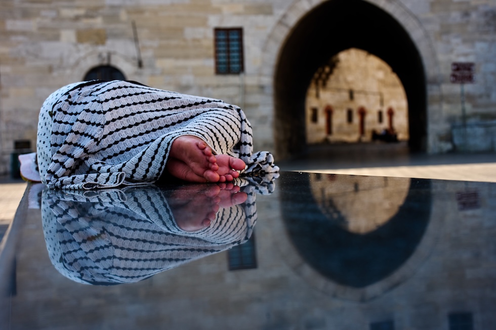 Una donna dorme su una panchina accanto alla moschea Yeni nel quartiere Eminonu (AP Photo/Francisco Seco)
