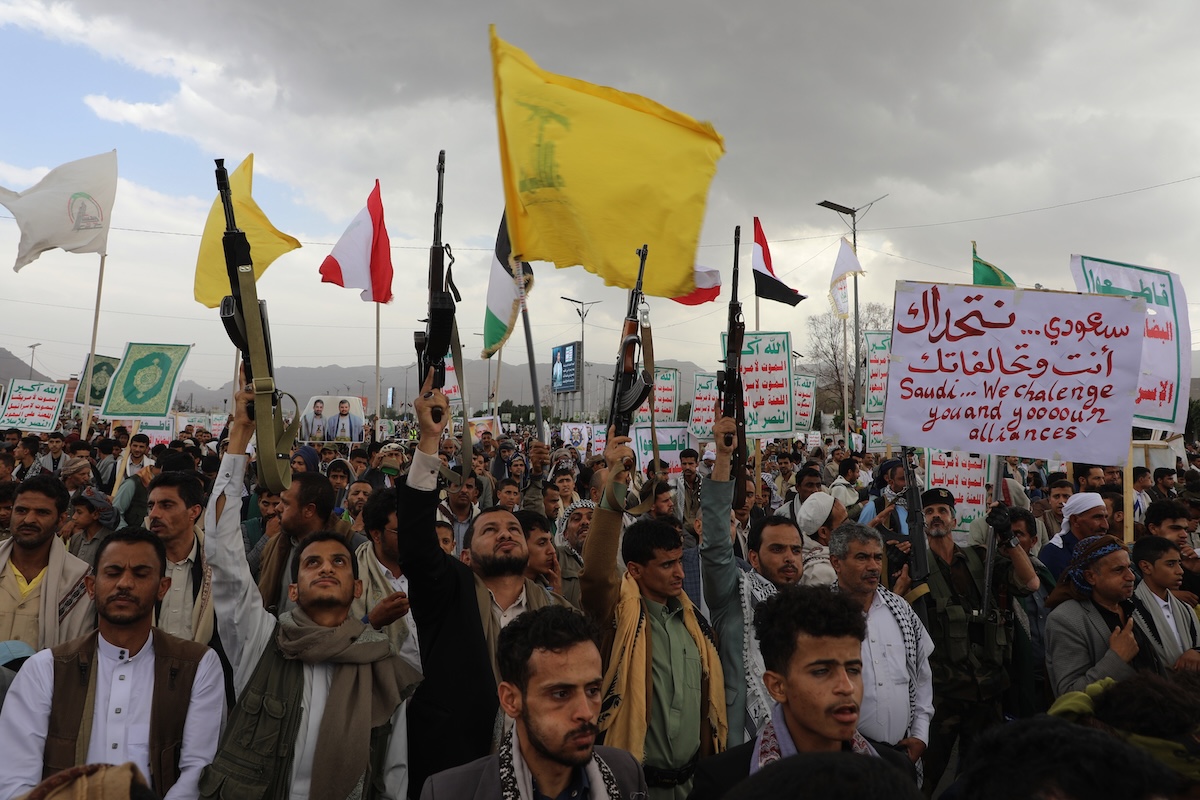 Gli Houthi hanno compiuto un grosso attacco contro alcune basi dell’esercito dello Yemen