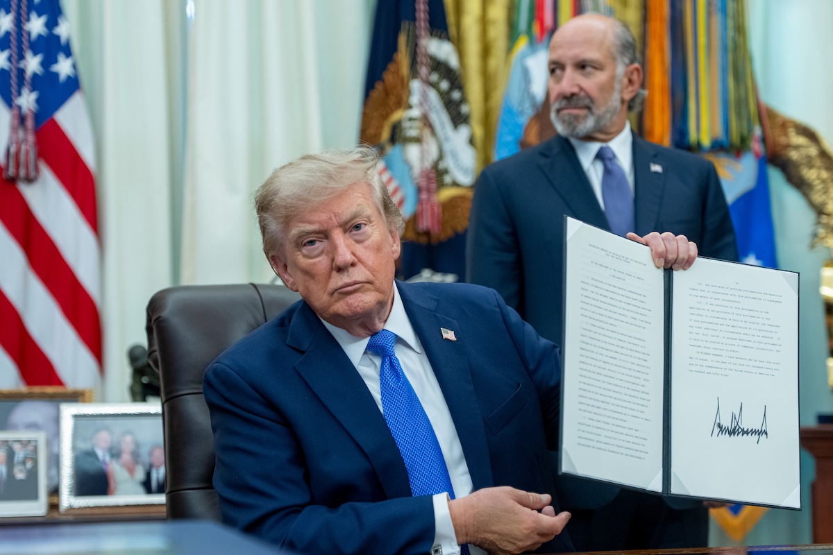 Trump contro il diritto alla cittadinanza per nascita, di nuovo