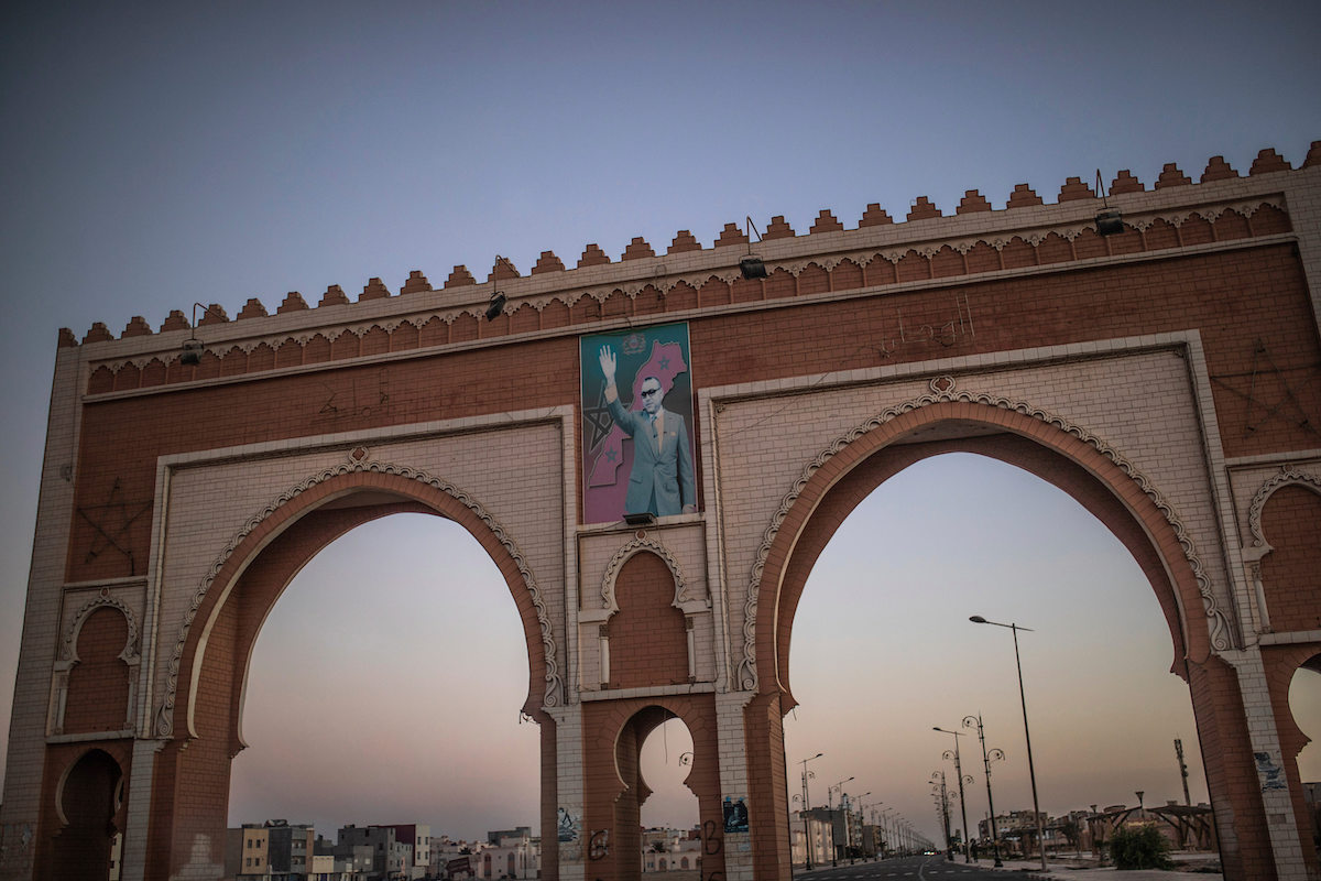 Un portale con l'immagine del re del Marocco all'ingresso della città di Dakhla, 2024 (AP Photo/Mosa'ab Elshamy, File)