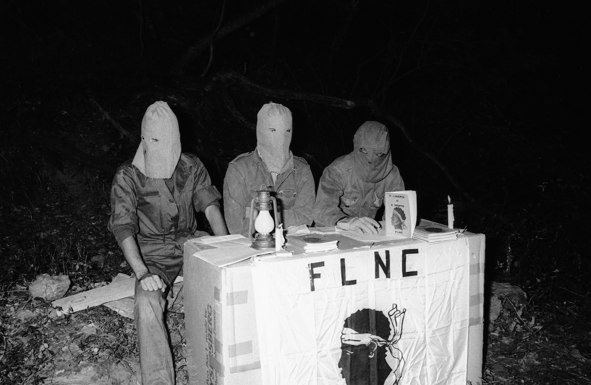Una conferenza stampa dell'FLNC nel 1977, in Corsica (Getty Images/François Desjobert)