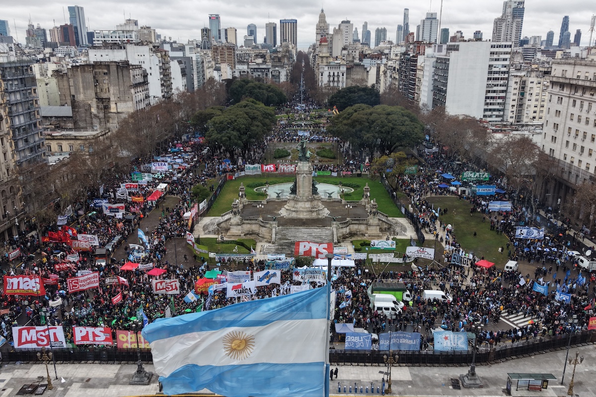 La manifestazione fuori dal parlamento, il 6 agosto a Buenos Aires