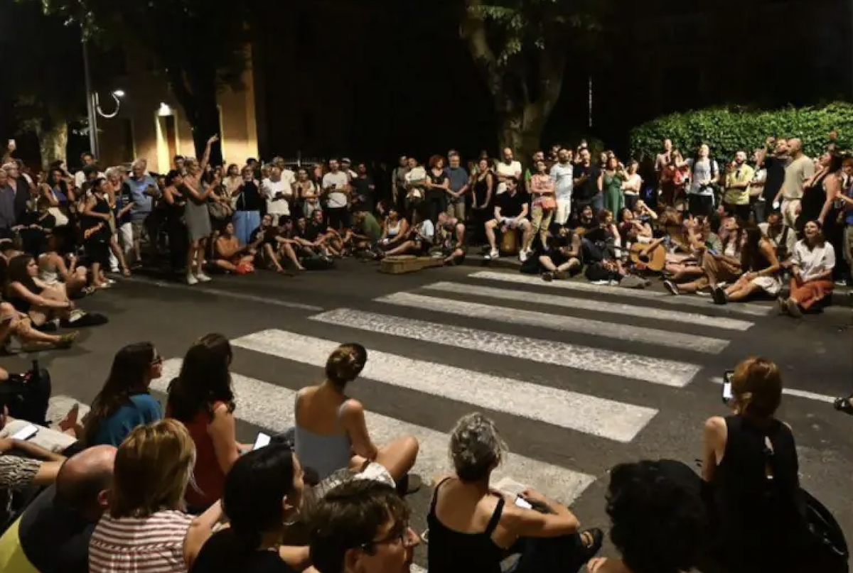 Leggi l'articolo: I video dei fan che cantano le canzoni di Guccini in via Paolo Fabbri 43