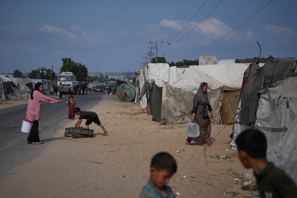 Donne e bambini palestinesi in un campo profughi (AP/Abdel Kareem Hana)
