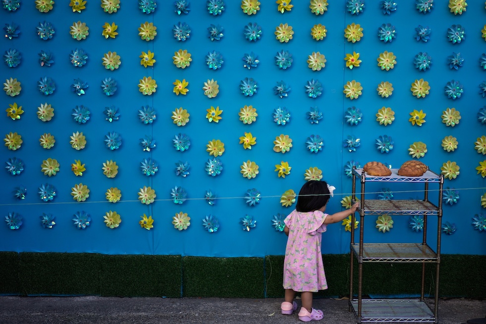 Una bambina davanti a delle decorazioni estive vicino al tempio buddista Sensoji (AP Photo/Eugene Hoshiko)