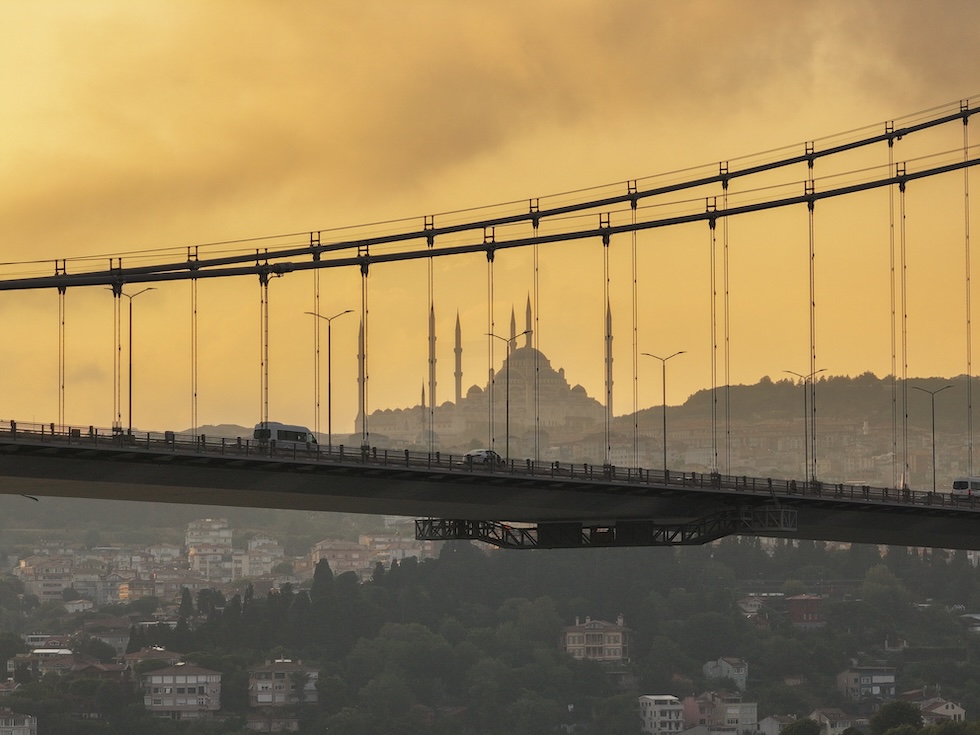 Il ponte dei Martiri del 15 luglio stamattina all'alba (Adem Kutucu/Anadolu via Getty Images)