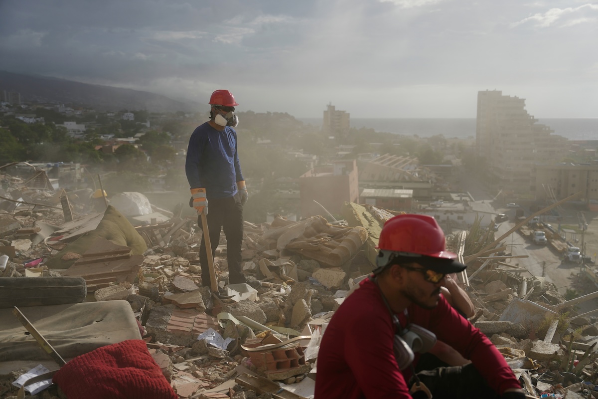 Le ricerche tra le macerie dopo il terremoto, nella zona di La Guaira