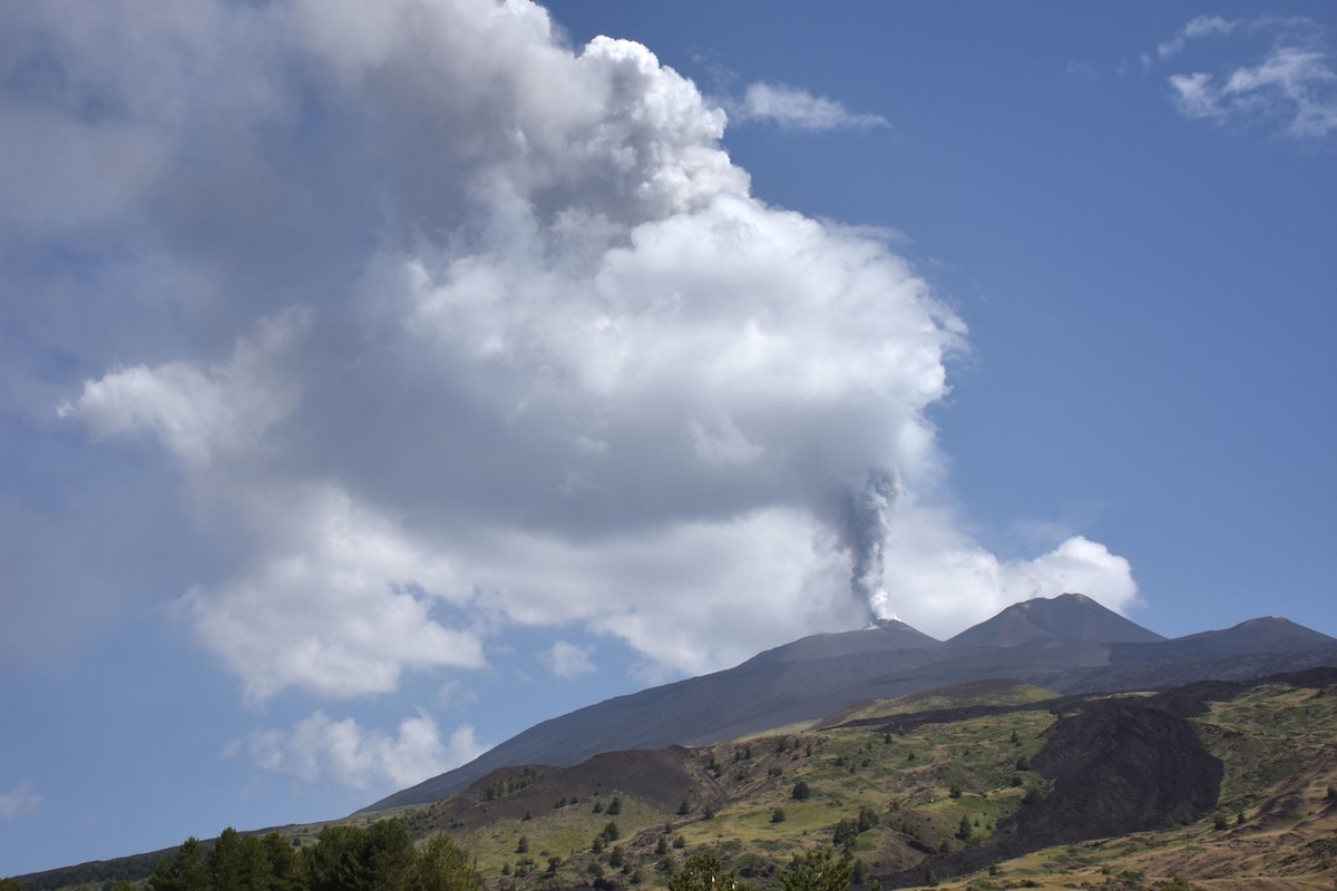 I voli in arrivo all’aeroporto di Catania sono stati sospesi fino alle 21 per via dell’eruzione dell’Etna