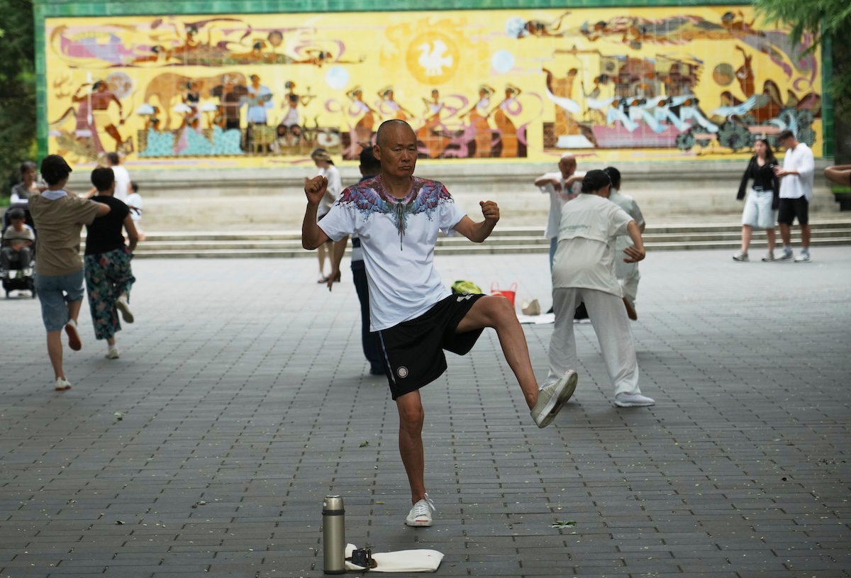 Un uomo fa esercizio in un parco di Pechino, Cina (AP Photo/Achmad Ibrahim)
