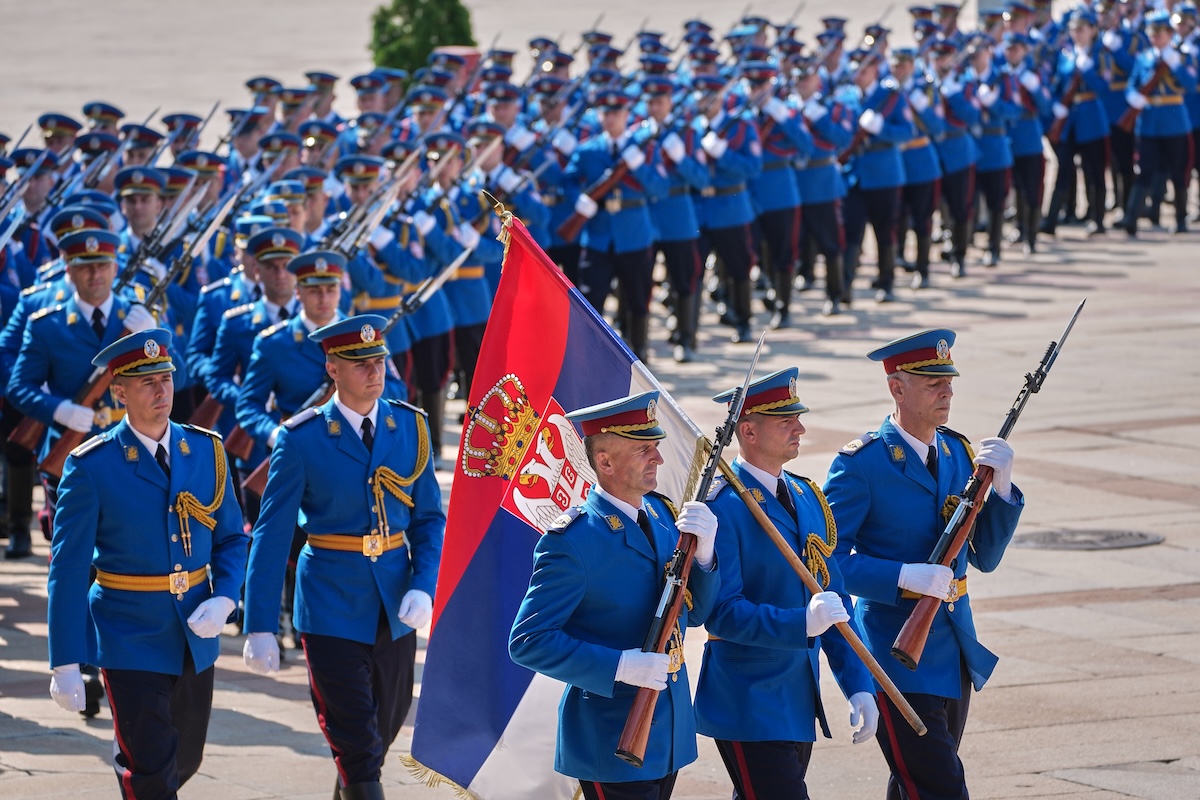 La guardia d'onore per l'arrivo del presidente ucraino Volodymyr Zelensky (AP Photo/Darko Vojinovic)
