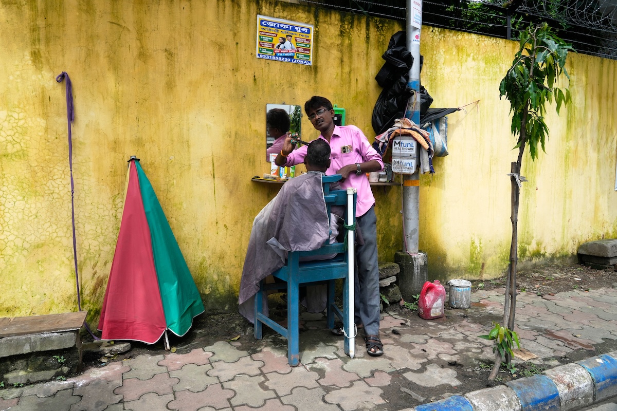Un barbiere all'aria aperta a Calcutta, India (AP Photo/Bikas Das)