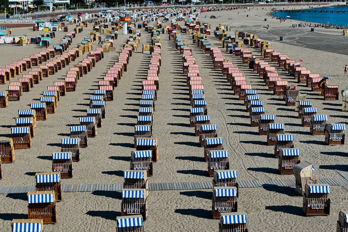Sedie su una spiaggia del mar Baltico (AP Photo/Michael Probst)