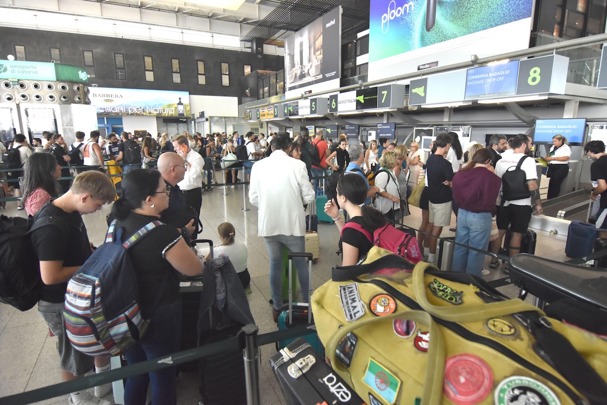 L’aeroporto di Catania ha nuovamente sospeso i voli in arrivo, a causa dell’eruzione dell’Etna