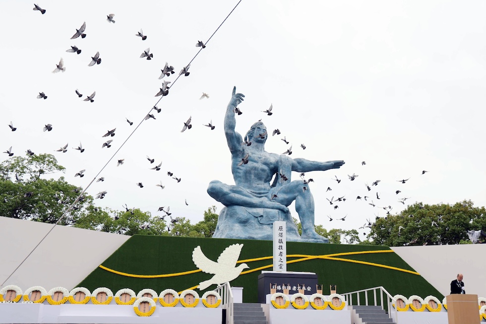 Colombe liberate a Nagasaki, in Giappone, in occasione dell'81esimo anniversario del bombardamento atomico della città, avvenuto il 9 agosto 1945, in cui si stima che furono uccise fra le 60mila e le 80mila persone (EPA/JIJI PRESS)