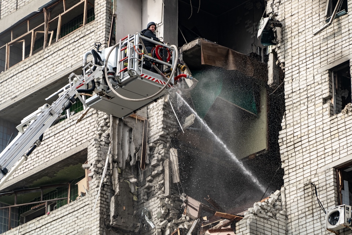Vigili del fuoco spengono un incendio in un palazzo colpito da un drone russo (AP Photo/Andrii Marienko)