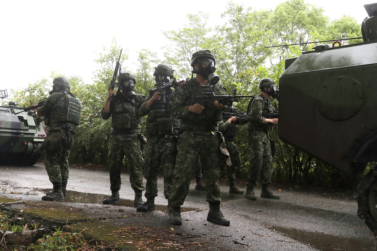 Soldati partecipano a un'esercitazione militare (AP Photo/Chiang Ying-ying)