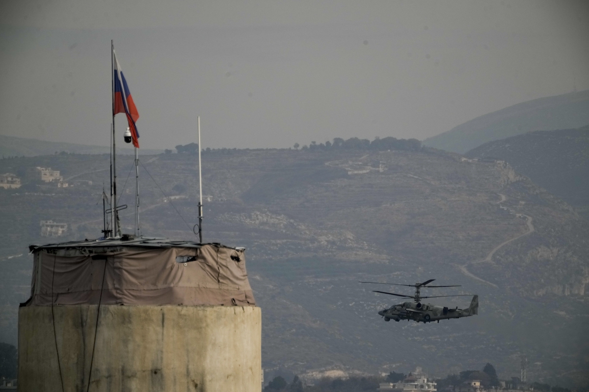 Un elicottero russo sulla base militare di Hmeimim, 2024 (AP Photo/Leo Correa)