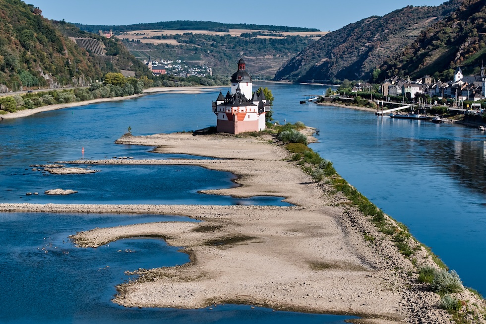 Il castello doganale di Burg Pfalzgrafenstein, una fortezza medievale del XIV secolo che si trova sul fiume Reno, i cui livelli d'acqua sono molto bassi (AP Photo/Michael Probst)