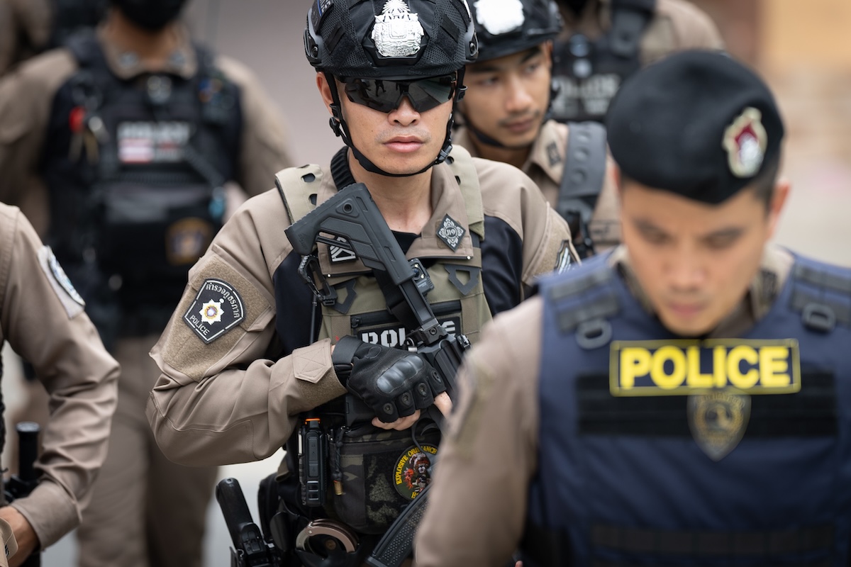 In Thailandia un ex parlamentare ha ucciso un ex poliziotto, per poi confessare l’omicidio durante una diretta su YouTube
