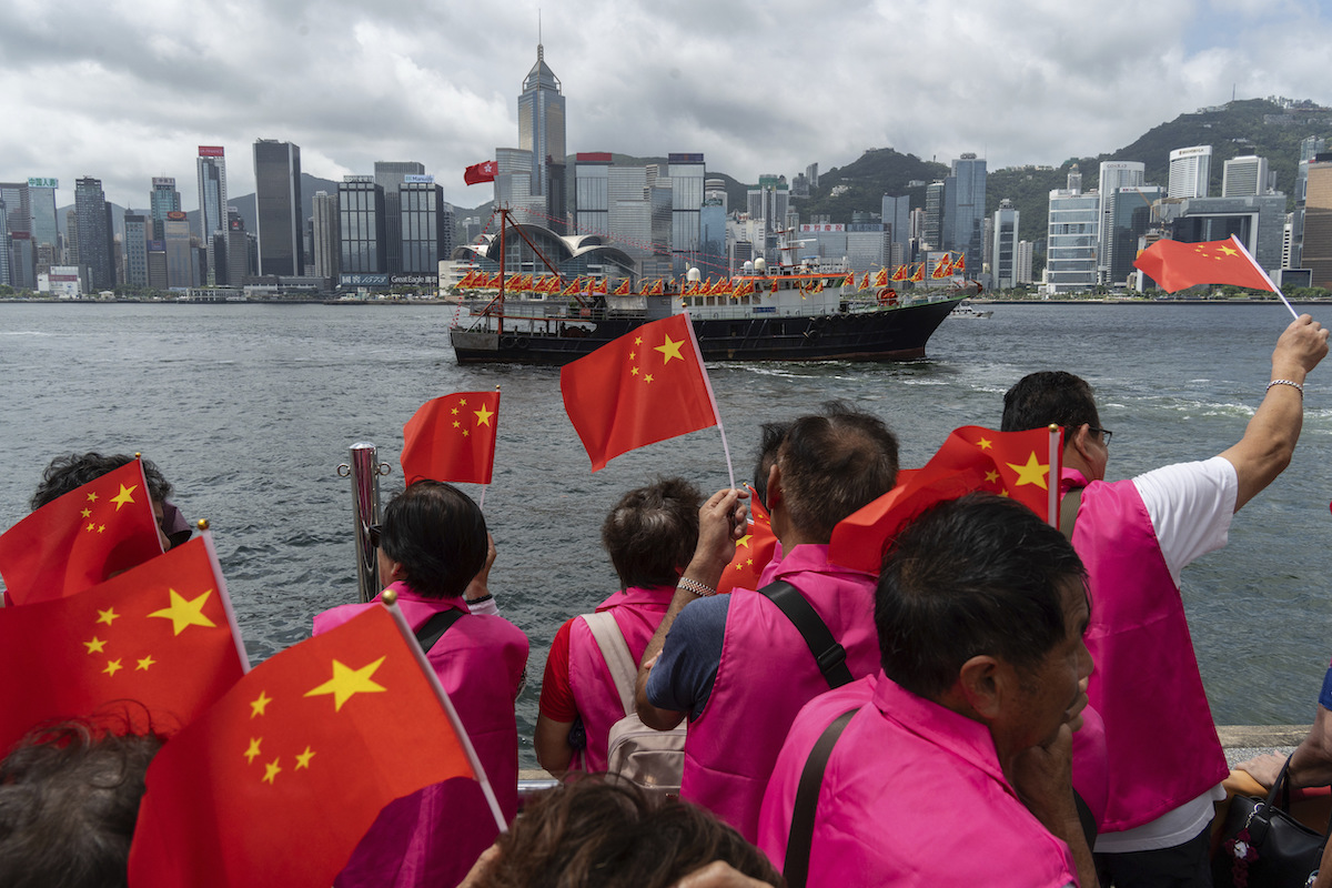 Manifestanti filocinesi a Hong Kong, luglio 2024 (AP Photo/Chan Long Hei)