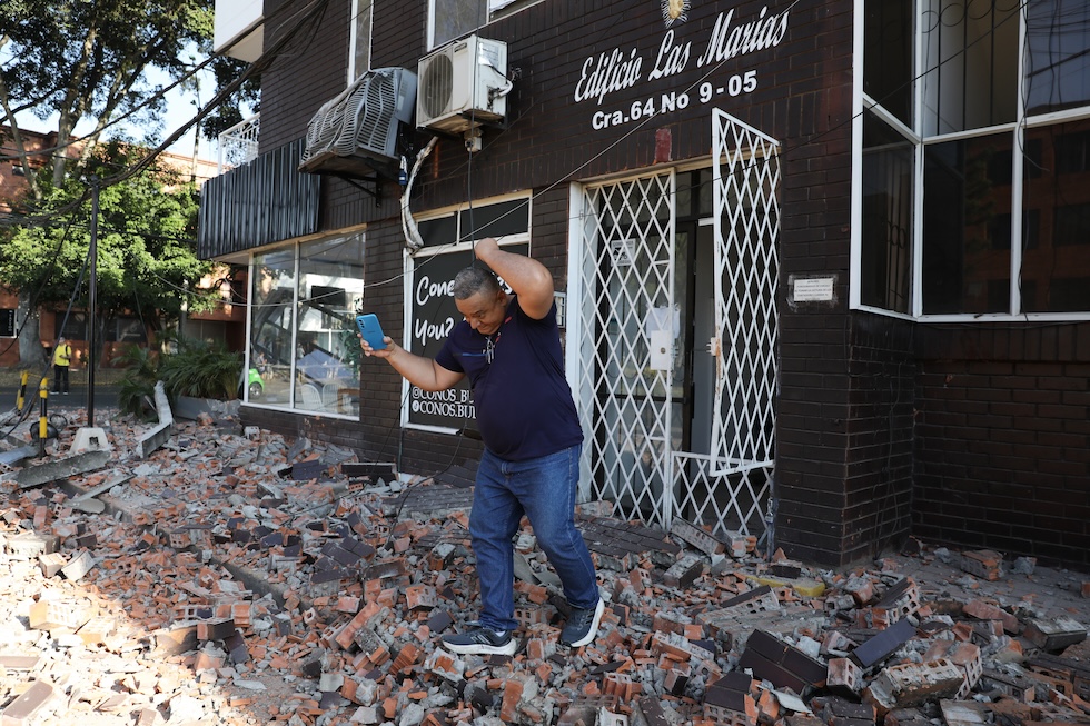 Un uomo fuori da un edificio dopo che c'è stato un terremoto di magnitudo 7.4 nella parte occidentale della Colombia (AP Photo/Santiago Saldarriaga)