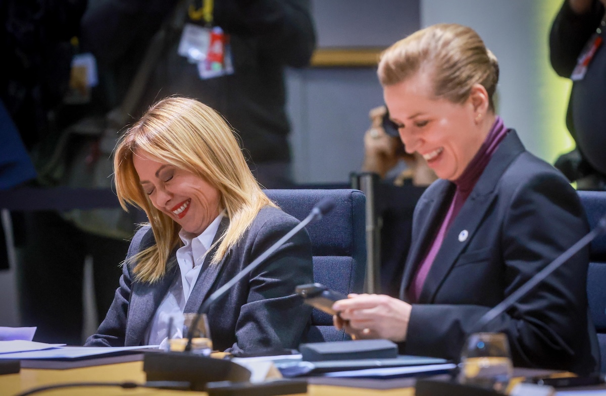 Giorgia Meloni e Mette Frederiksen ridono durante una riunione a Bruxelles, il 22 gennaio del 2026