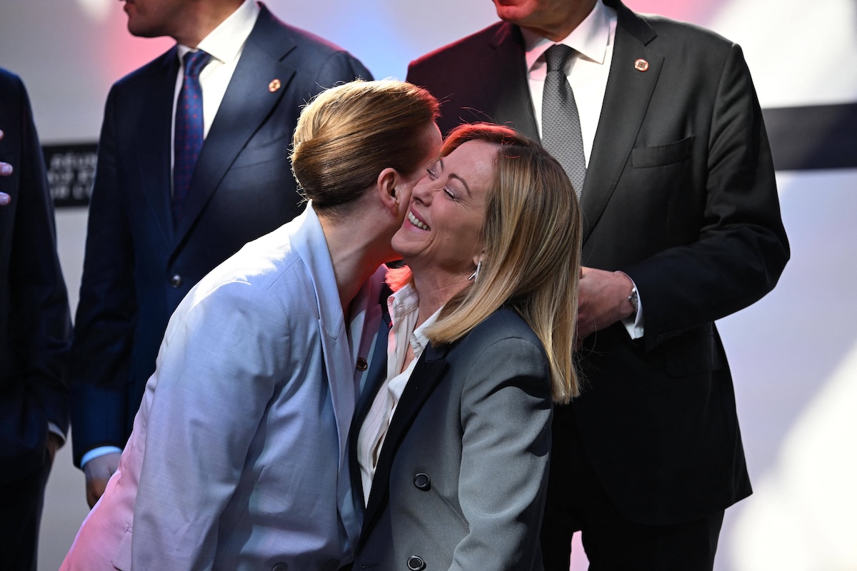 Mette Frederiksen e Giorgia Meloni si salutano durante una foto all'Eliseo, il palazzo della presidenza francese, nel marzo del 2025
