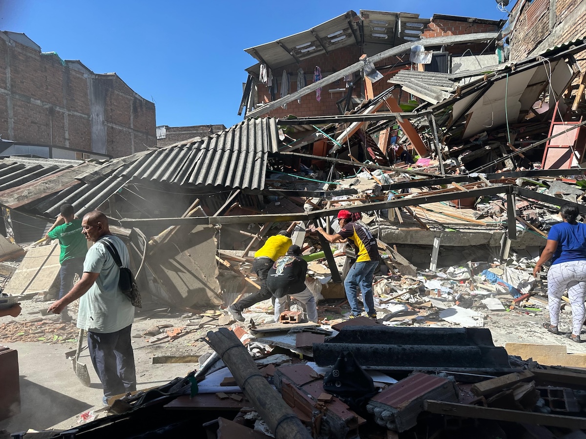 Sono morte decine di persone in un forte terremoto in Colombia