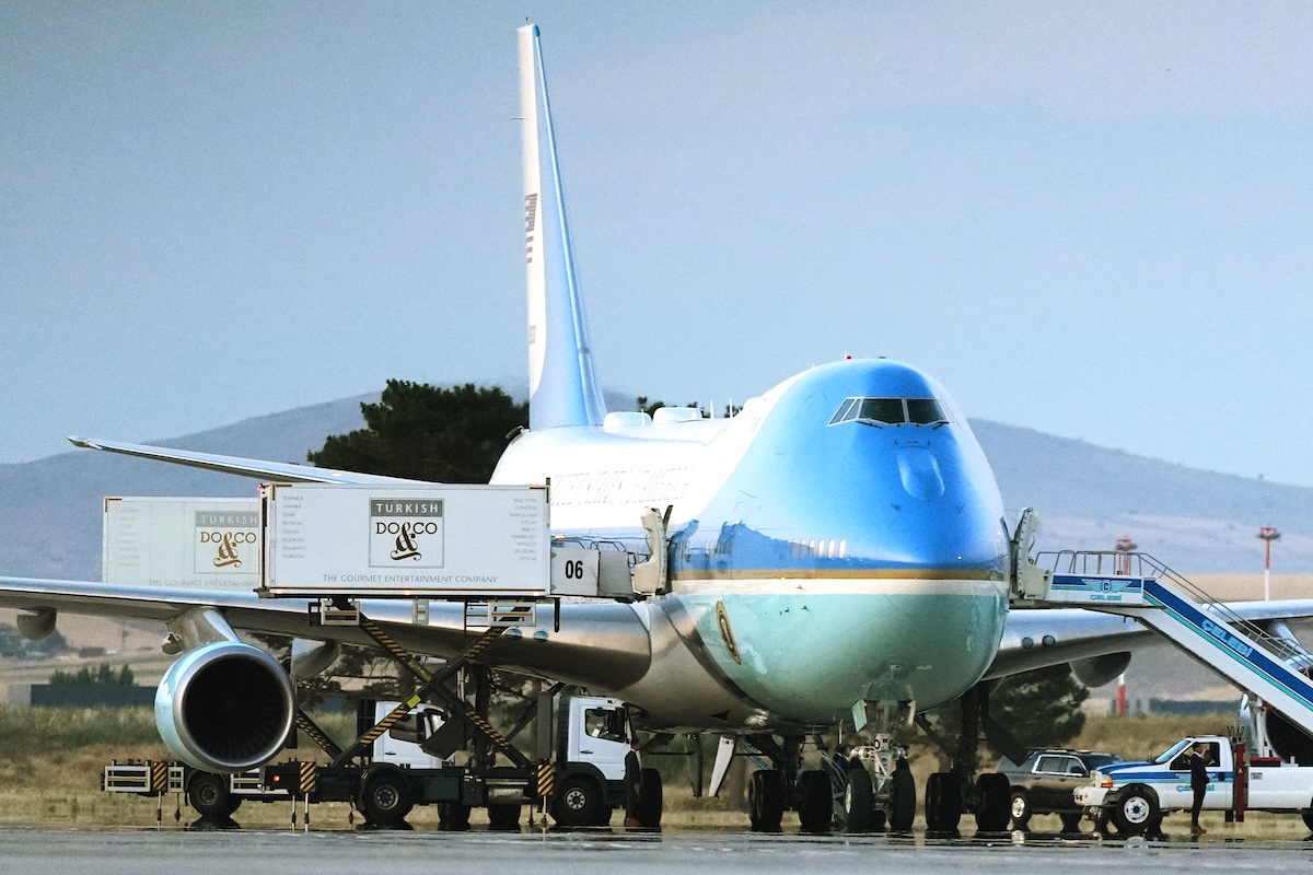 Carelli per il cibo attorno all'Air Force One sulla pista dell'aeroporto di Ankara, l'8 luglio