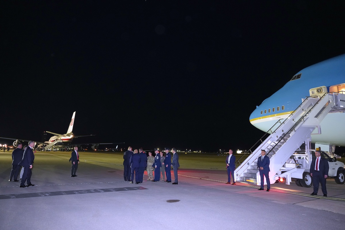 Trump, appena sceso dall'Air Force One, si dirige verso il nuovo aereo presidenziale, nella base inglese di Mildenhall, l'8 luglio