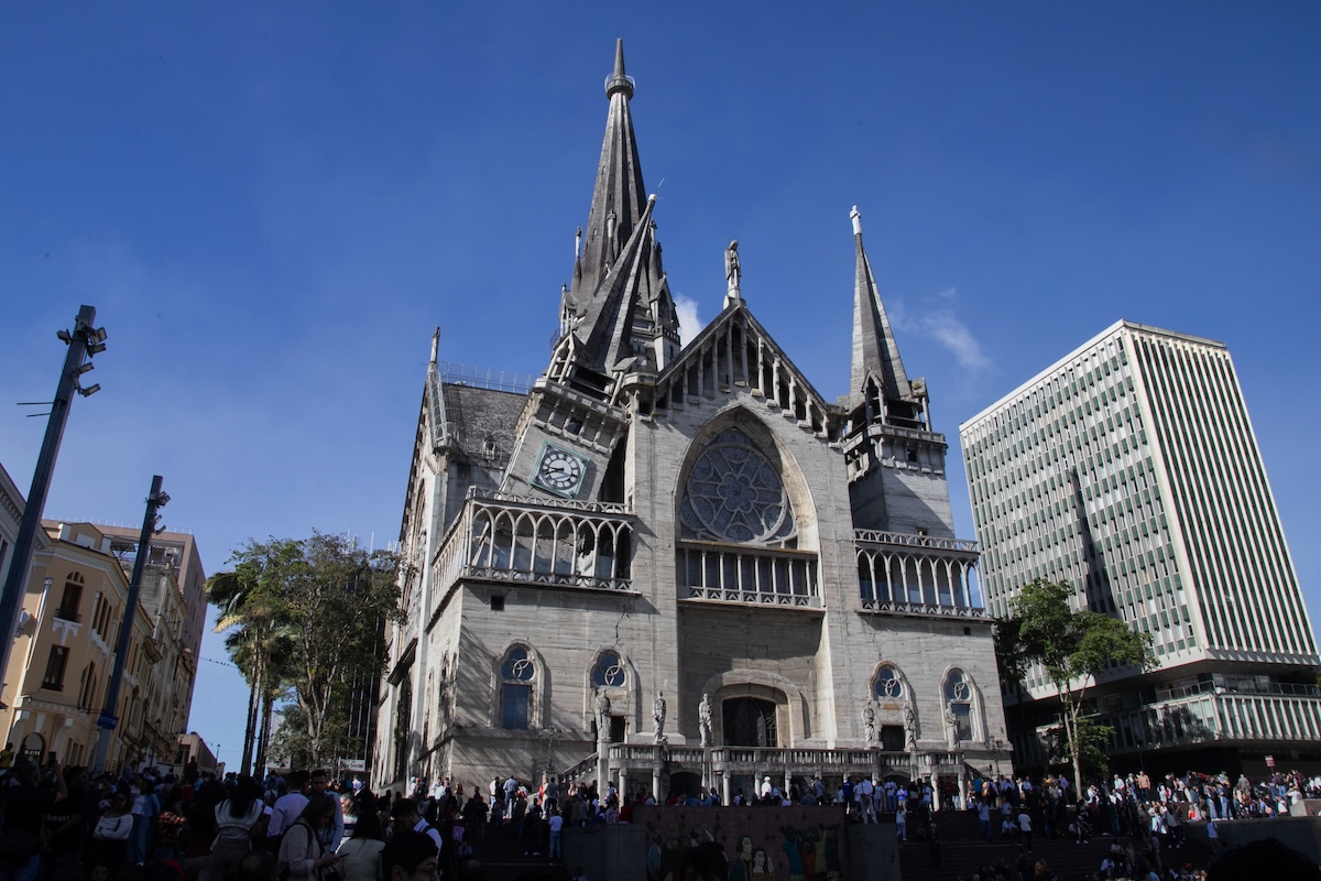 Leggi l'articolo: La torre di una cattedrale che crolla parzialmente per il terremoto in Colombia