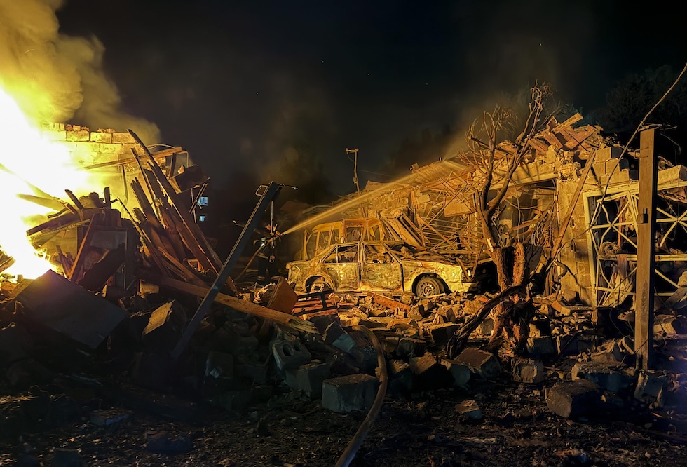 Una zona residenziale della città colpita questa notte da un attacco russo (EPA/DARYNA NAUMOVA via Ansa)