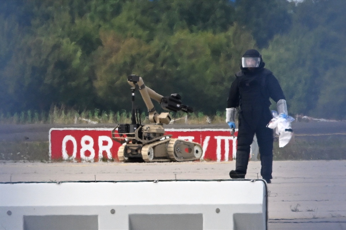 Il robot usato per disinnescare l'esplosivo del drone trovato all'aeroporto di Lipsia, 5 agosto 2026 (Hendrik Schmidt/dpa via AP)