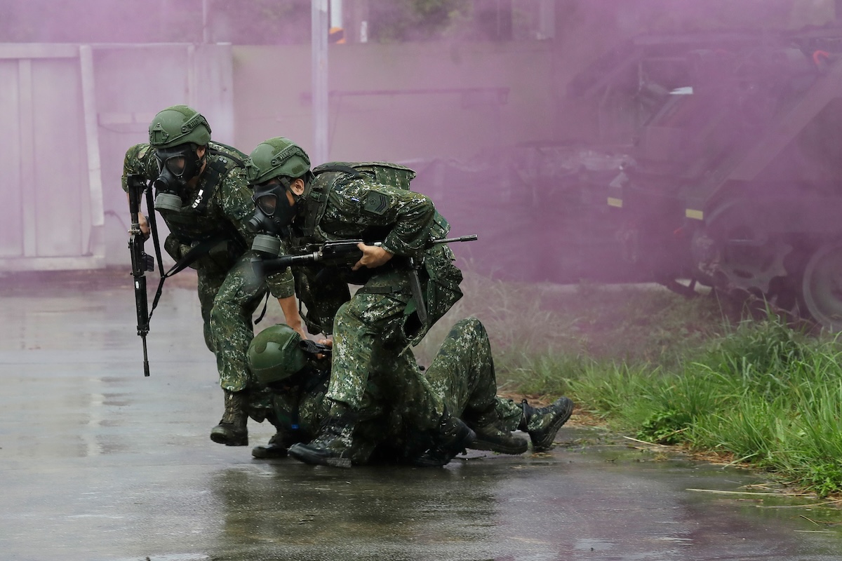 Alcuni soldati taiwanesi durante un'esercitazione, il 9 agosto (AP/Chiang Ying-ying)