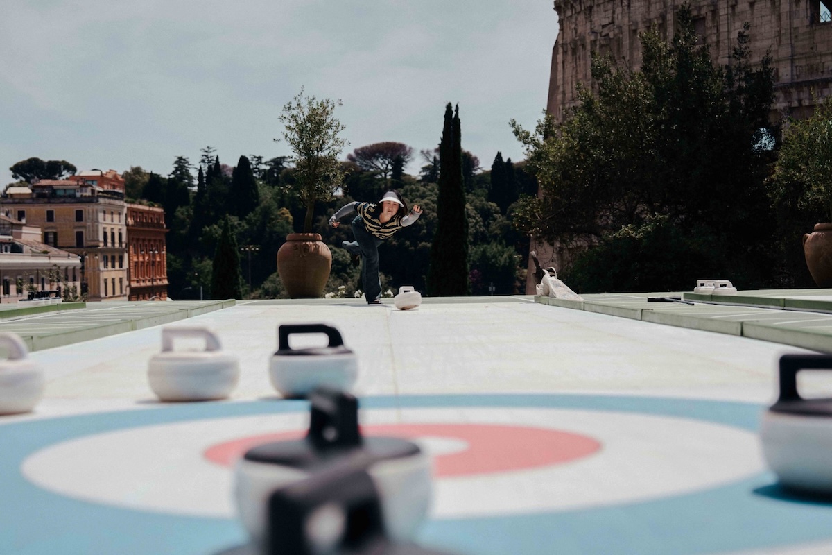 Giocare a curling con vista sul Colosseo