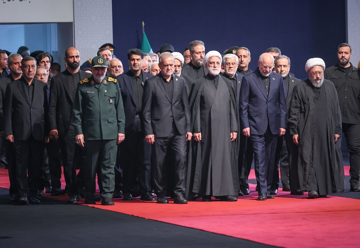 Mohsen Rezai, in prima fila con la divisa, insieme ad altri leader del regime durante i funerali di Ali Khamenei a Teheran, il 3 luglio